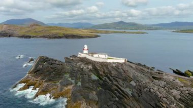 Cromwell Point 'teki Valentia Adası Deniz Feneri' nin hava yörüngesi manzarası çok güzel. Vahşi Atlantik Yolu 'nda ziyaret etmeye değer yerler. Güneşli yaz gününde İrlanda manzaralı kırsal kesim, Kerry County, İrlanda.