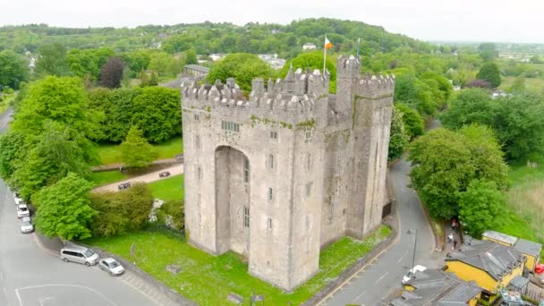 バクラティ城 アイルランドのリムリックとエンニス間のバクラティ村の中心に位置する郡クレアの大きな15世紀のタワーハウス — ストック動画