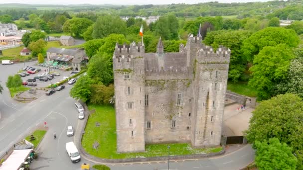 位于爱尔兰利默里克和埃尼斯之间的Bunratty城堡 位于Bunratty村中心 是克莱尔县15世纪大型塔楼的空中轨道景观 — 图库视频影像