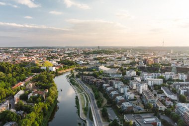 Vilnius şehir sarma Neris nehri güzel hava manzara. Doğal Litvanya şehir manzarası