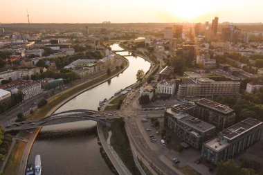 Kuzey Avrupa 'nın en büyük ortaçağ kasabalarından Vilnius Old Town' un havadan görünüşü. Litvanya 'nın Vilnius şehrinin UNESCO tarafından işlenmiş yaz manzarası