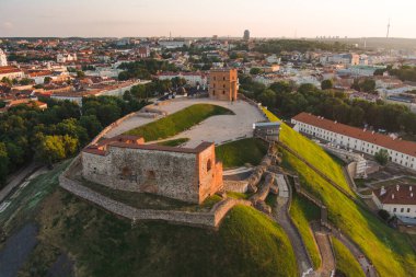 Kuzey Avrupa 'nın en büyük ortaçağ kasabalarından Vilnius Old Town' un havadan görünüşü. Litvanya 'nın Vilnius şehrinin UNESCO tarafından işlenmiş yaz manzarası