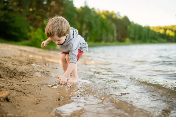 Garotinho Bonito Brincando Perto Lago Rio Dia Quente Verão Criança Fotos De Bancos De Imagens Sem Royalties