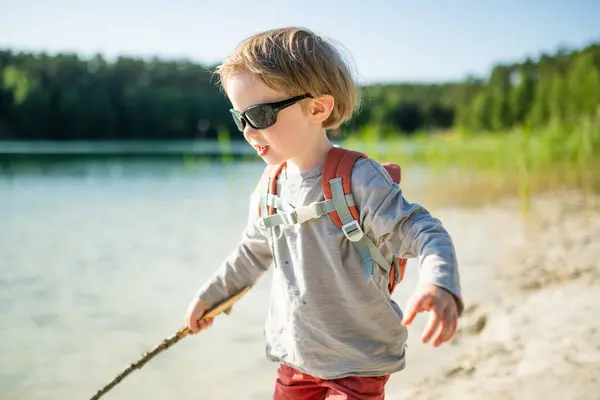 Милий Маленький Хлопчик Грає Озері Або Річці Спекотний Літній День Ліцензійні Стокові Фото