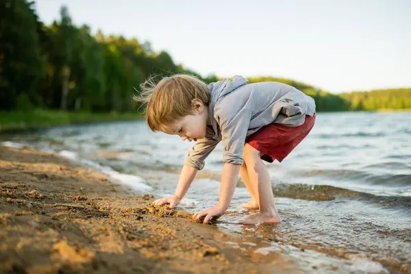 Милий Маленький Хлопчик Грає Озері Або Річці Спекотний Літній День Стокове Зображення
