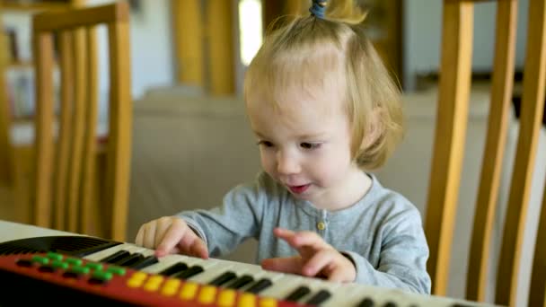 Vicces Kisgyerek Aki Otthon Zongorázik Kisfiú Zongorázni Tanul Gyerek Zenét — Stock videók