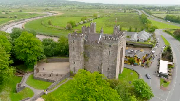 ブナッティ城 アイルランドのリムリックとエニス間のブナッツティ村の中心に位置する郡クレアの大きな15世紀のタワーハウスの空中軌道の眺め — ストック動画