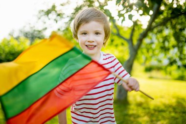 Litvanya Devlet Günü 'nde elinde üç renkli Litvanya bayrağı tutan sevimli küçük çocuk, Vilnius, Litvanya
