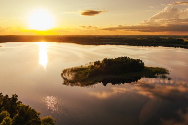 Sciuro Ragas yarımadasının manzaralı manzarası, Beyaz Lakajai ve Siyah Lakajai göllerini ayırır. Labanoras Bölgesel Parkı 'ndaki göllerin ve ormanların resimli manzarası. Litvanya 'nın doğal güzelliği.