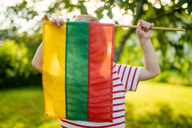 Litvanya Devlet Günü 'nde elinde üç renkli Litvanya bayrağı tutan sevimli küçük çocuk, Vilnius, Litvanya