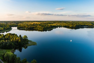 Litvanya 'nın Trakai kentindeki su merkezli turistler, dalgıçlar ve tatilciler arasında en popüler göllerden biri olan Galve Gölü' nün güzel hava manzarası.