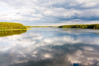 Sciuro Ragas yarımadasının manzarası, Beyaz Lakajai ve Siyah Lakajai göllerini ayırıyor. Labanoras Bölgesel Parkı 'ndaki göllerin ve ormanların resimli manzarası. Litvanya 'nın doğal güzelliği.