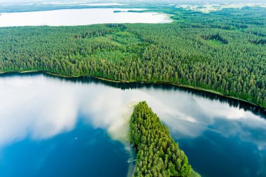 Sciuro Ragas yarımadasının manzaralı manzarası, Beyaz Lakajai ve Siyah Lakajai göllerini ayırır. Labanoras Bölgesel Parkı 'ndaki göllerin ve ormanların resimli manzarası. Litvanya 'nın doğal güzelliği.