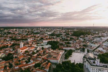 Kuzey Avrupa 'nın en büyük ortaçağ kasabalarından Vilnius Old Town' un havadan görünüşü. Litvanya 'nın Vilnius şehrinin UNESCO tarafından işlenmiş yaz manzarası