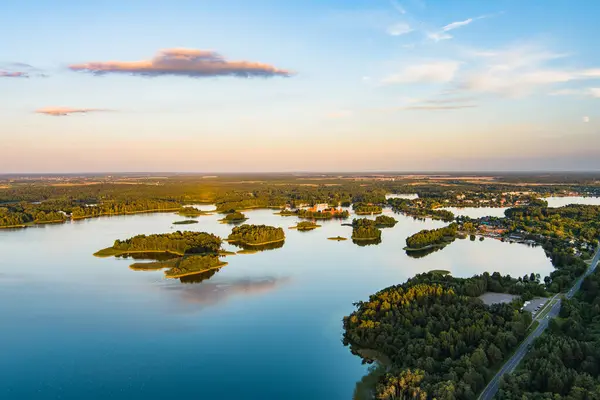 リトアニアのトラカイに位置する水系観光客 ダイバー ホリデーメーカーの間で最も人気のある湖ガルヴ湖の美しい空中眺め — ストック写真
