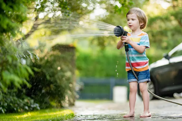 Милий Маленький Хлопчик Грає Садовим Шлангом Спекотний Літній День Дитина Стокове Зображення