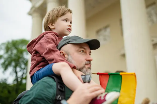 Sød Lille Dreng Hans Far Holder Tricolor Litauiske Flag Fejrer Royaltyfrie stock-fotos