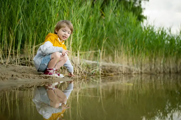 Милий Маленький Хлопчик Грає Озері Або Річці Спекотний Літній День Ліцензійні Стокові Зображення