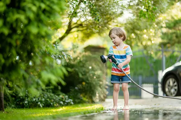 Милий Маленький Хлопчик Грає Садовим Шлангом Спекотний Літній День Дитина Стокове Фото
