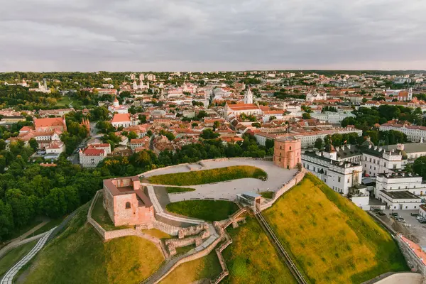 ヴィリニュス旧市街の空中ビュー 北ヨーロッパで最大の現存する中世の古い町の一つ リトアニアヴィリニュスのユネスコ世界遺産の旧市街の夏の風景 ストックフォト