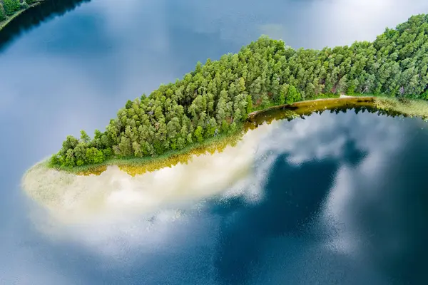 サイロラガ半島の風光明媚な風景は 白いラカイ湖と黒いラカイ湖を分離しています ラバノラス地域公園の湖と森の美しい風景 リトアニアの自然美 ストック画像