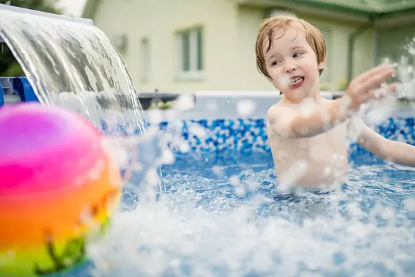Sød Sjov Lille Dreng Har Det Sjovt Udendørs Pool Lære Stock-billede