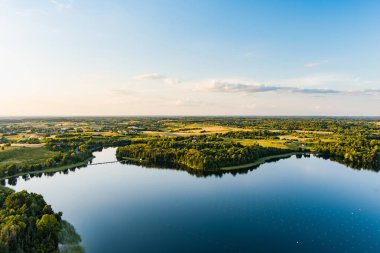 Litvanya 'nın Trakai kentindeki su merkezli turistler, dalgıçlar ve tatilciler arasında en popüler göllerden biri olan Galve Gölü' nün güzel hava manzarası.
