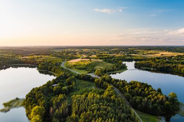 Litvanya 'nın Trakai kentindeki su merkezli turistler, dalgıçlar ve tatilciler arasında en popüler göllerden biri olan Galve Gölü' nün güzel hava manzarası.