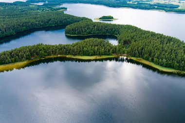 Sciuro Ragas yarımadasının manzaralı manzarası, Beyaz Lakajai ve Siyah Lakajai göllerini ayırır. Labanoras Bölgesel Parkı 'ndaki göllerin ve ormanların resimli manzarası. Litvanya 'nın doğal güzelliği.
