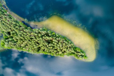 Sciuro Ragas yarımadasının manzaralı manzarası, Beyaz Lakajai ve Siyah Lakajai göllerini ayırır. Labanoras Bölgesel Parkı 'ndaki göllerin ve ormanların resimli manzarası. Litvanya 'nın doğal güzelliği.