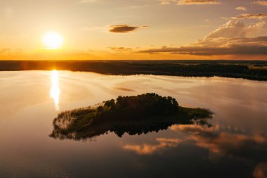 Sciuro Ragas yarımadasının manzaralı manzarası, Beyaz Lakajai ve Siyah Lakajai göllerini ayırır. Labanoras Bölgesel Parkı 'ndaki göllerin ve ormanların resimli manzarası. Litvanya 'nın doğal güzelliği.