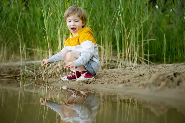 炎炎夏日 可爱的小男孩在湖边或河边玩耍 可爱的孩子在暑假期间在户外玩得很开心 为儿童开展的水活动 — 图库照片