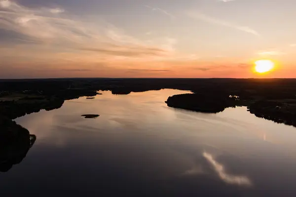 リトアニアのトライカイに位置する水系観光客 ダイバー ホリデーメーカーの間で最も人気のある湖ガルヴ湖の美しい夕日景 — ストック写真