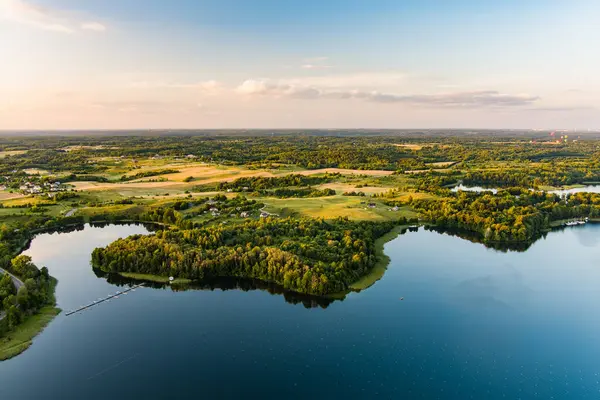 リトアニアのトラカイに位置する水系観光客 ダイバー ホリデーメーカーの間で最も人気のある湖ガルヴ湖の美しい空中眺め — ストック写真