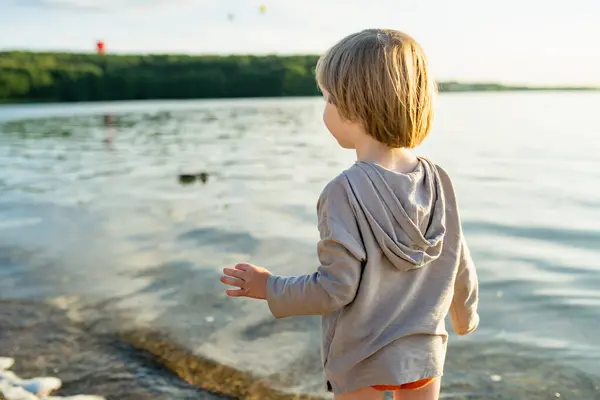 Милий Маленький Хлопчик Грає Озері Або Річці Спекотний Літній День Стокове Фото