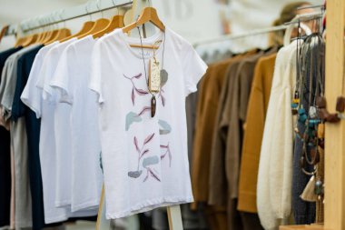 VILNIUS, LITHUANIA - 3 Eylül 2023: Litvanya ulusal topluluklarından ustaların sanatlarını, geleneklerini ve geleneklerini sundukları Uluslar Fuarı 'nda satılan çeşitli mal ve ürünler.