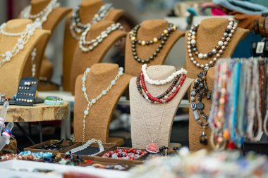 VILNIUS, LITHUANIA - 3 Eylül 2023: Litvanya ulusal topluluklarından ustaların sanatlarını, geleneklerini ve geleneklerini sundukları Uluslar Fuarı 'nda satılan çeşitli mal ve ürünler.