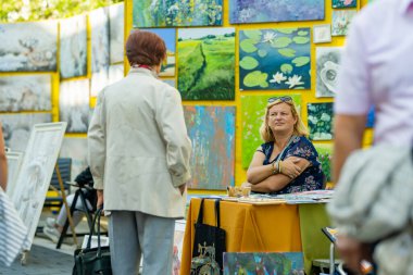 VILNIUS, LITHUANIA - 3 Eylül 2023: Litvanya ulusal topluluklarından ustaların sanatlarını, zanaatlarını, ulusal gelenekleri ve geleneklerini sundukları yıllık Uluslar Fuarı 'na katılan insanlar.