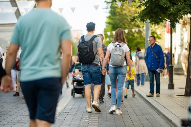VILNIUS, LITHUANIA - 3 Eylül 2023: Litvanya ulusal topluluklarından ustaların sanatlarını, zanaatlarını, ulusal gelenekleri ve geleneklerini sundukları yıllık Uluslar Fuarı 'na katılan insanlar.