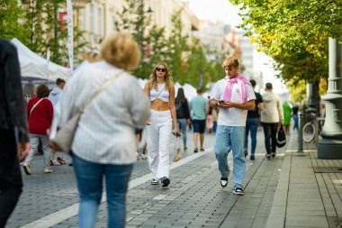 VILNIUS, LITHUANIA - 3 Eylül 2023: Litvanya ulusal topluluklarından ustaların sanatlarını, zanaatlarını, ulusal gelenekleri ve geleneklerini sundukları yıllık Uluslar Fuarı 'na katılan insanlar.