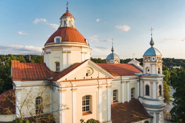 Vilnius 'un Antakalnis bölgesindeki St. Peter ve St. Paul Kilisesi' nin hava manzarası. Litvanya 'nın başkentinde güzel bir yaz günü. Litvanya, Vilnius 'ta yaz kenti manzarası.