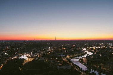 Karanlık çöktüğünde Vilnius Eski Kasabası ve Neris Nehri 'nin manzarası. Gün batımı manzarası. Litvanya Vilnius 'un gece manzarası.
