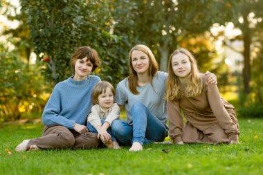 Dört kişilik aile dışarıda eğleniyor. Sonbahar günü iki genç kız ve yeni yürümeye başlayan bir oğlan. Geniş yaş farkı olan çocuklar. Kardeşler arasında büyük yaş farkı var. Büyük aile..