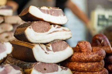 Litvanya 'nın Vilnius kentindeki bir çiftçi pazarında çeşitli ev yapımı et, kurutulmuş et ve sosis seçildi. Kaziukas, Litvanya 'nın başkentinde geleneksel bahar festivali.