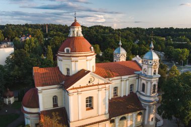 Vilnius 'un Antakalnis bölgesindeki St. Peter ve St. Paul Kilisesi' nin hava manzarası. Litvanya 'nın başkentinde güzel bir yaz günü. Litvanya, Vilnius 'ta yaz kenti manzarası.