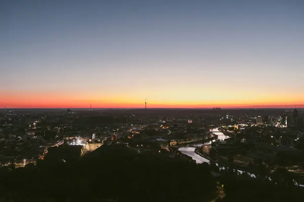 夜にはヴィリニュス旧市街とネリス川の景色 日没の風景 リトアニアのヴィリニュスの夜景 ロイヤリティフリーのストック画像
