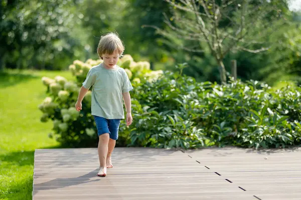 Liebenswerter Kleiner Junge Der Sich Einem Sonnigen Sommertag Freien Amüsiert lizenzfreie Stockbilder