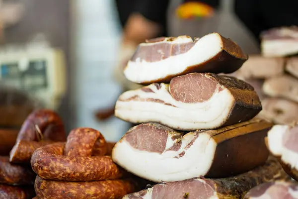 在立陶宛维尔纽斯的一个农贸市场上选择各种自制肉类 肉干和腊肠 Kaziukas 立陶宛首都传统的春季博览会 免版税图库照片