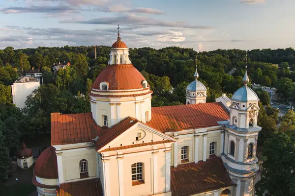 位于维尔纽斯Antakalnis区的圣彼得教堂和圣保罗教堂的空中景观 立陶宛首都美丽的夏日 立陶宛维尔纽斯的夏季城市风景 免版税图库照片