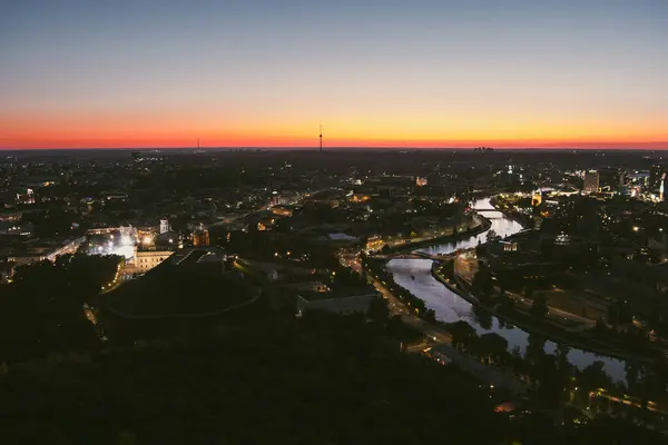 夜にはヴィリニュス旧市街とネリス川の景色 日没の風景 リトアニアのヴィリニュスの夜景 ロイヤリティフリーのストック写真
